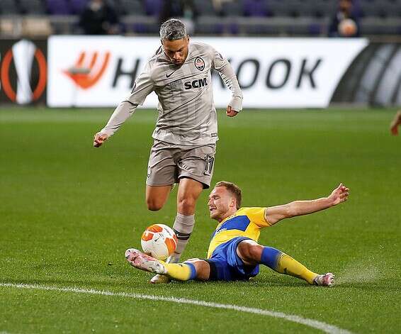 גלזר מנסה לחלץ כדור // צילום: אלן שיבר